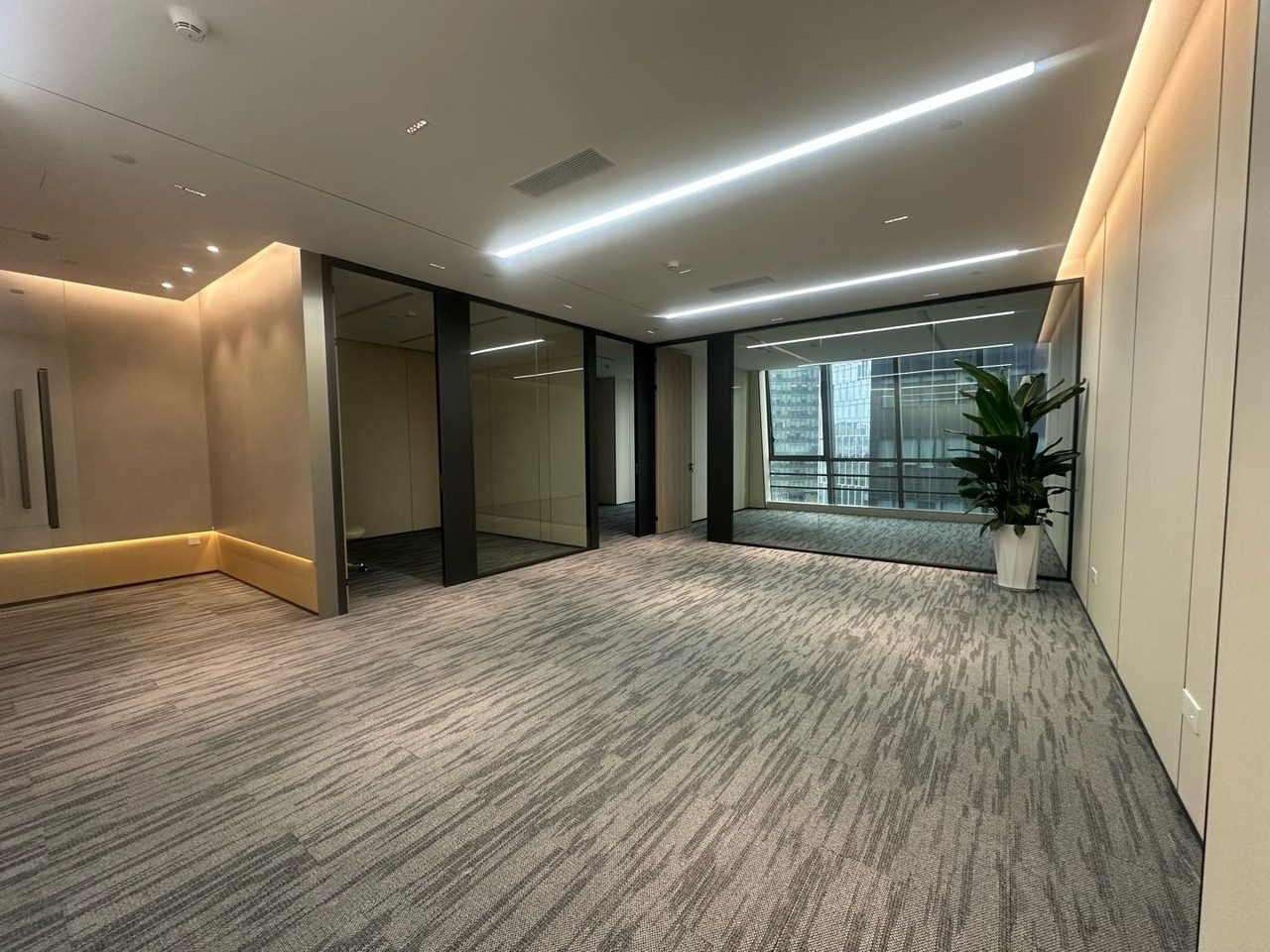 怡化金融科技大厦写字楼242㎡精装户型·中层东向出租实景图