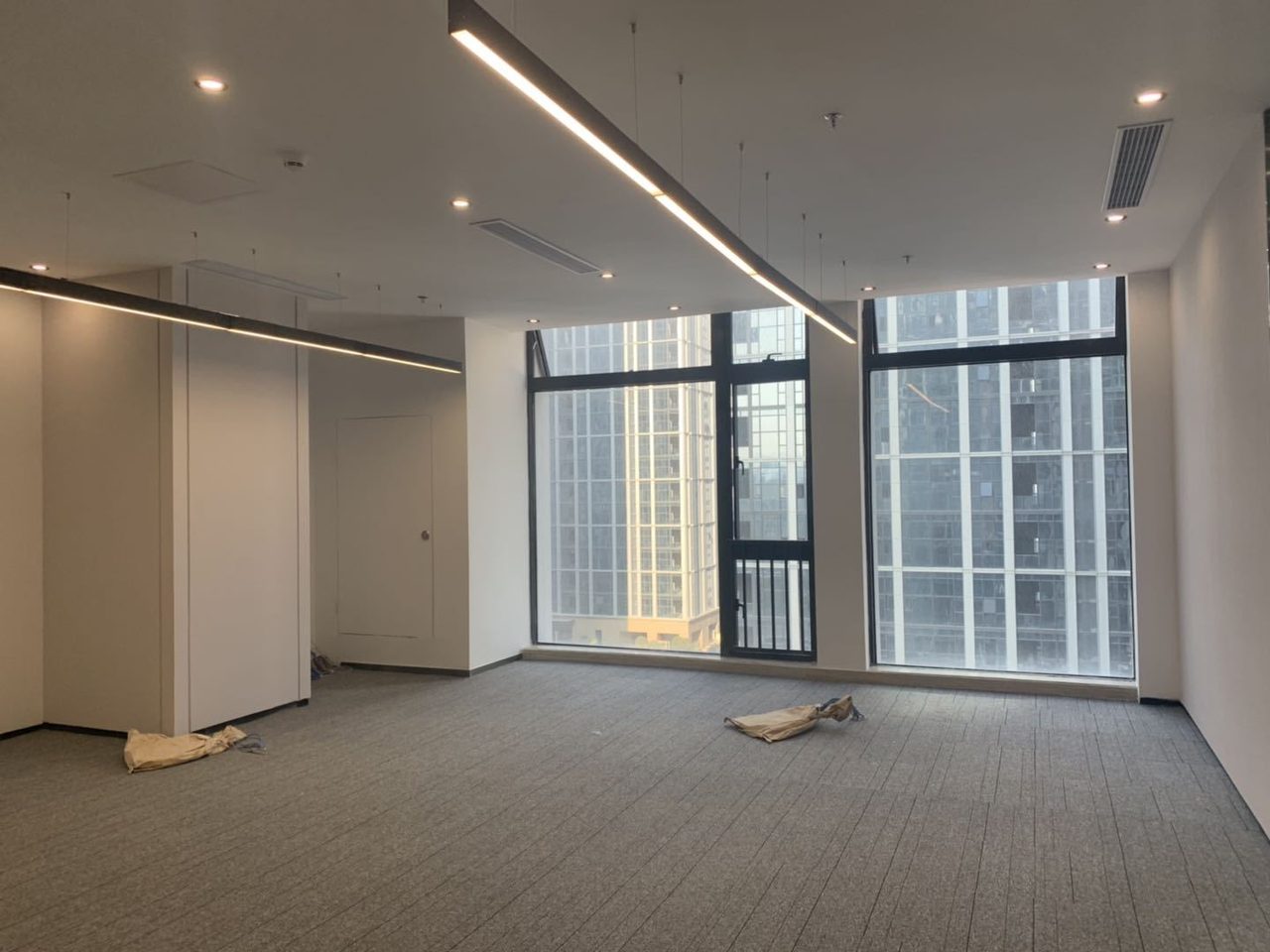 宝安区新安 稻兴环球科创中心(信义领域)211㎡精装办公间低层出租实景图