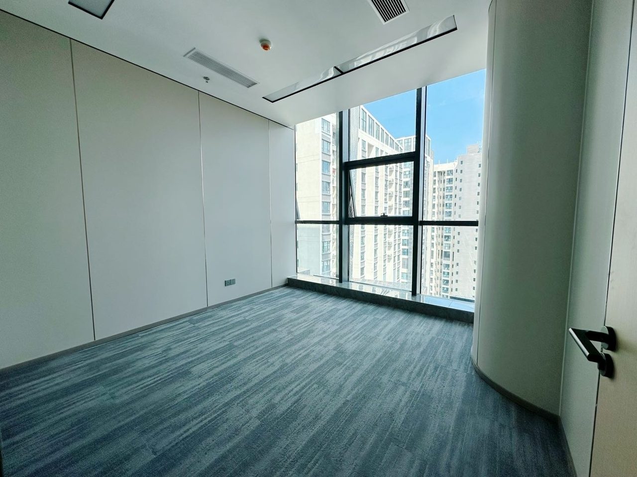 勤诚达大厦写字楼290㎡精装户型·高层东南向出租