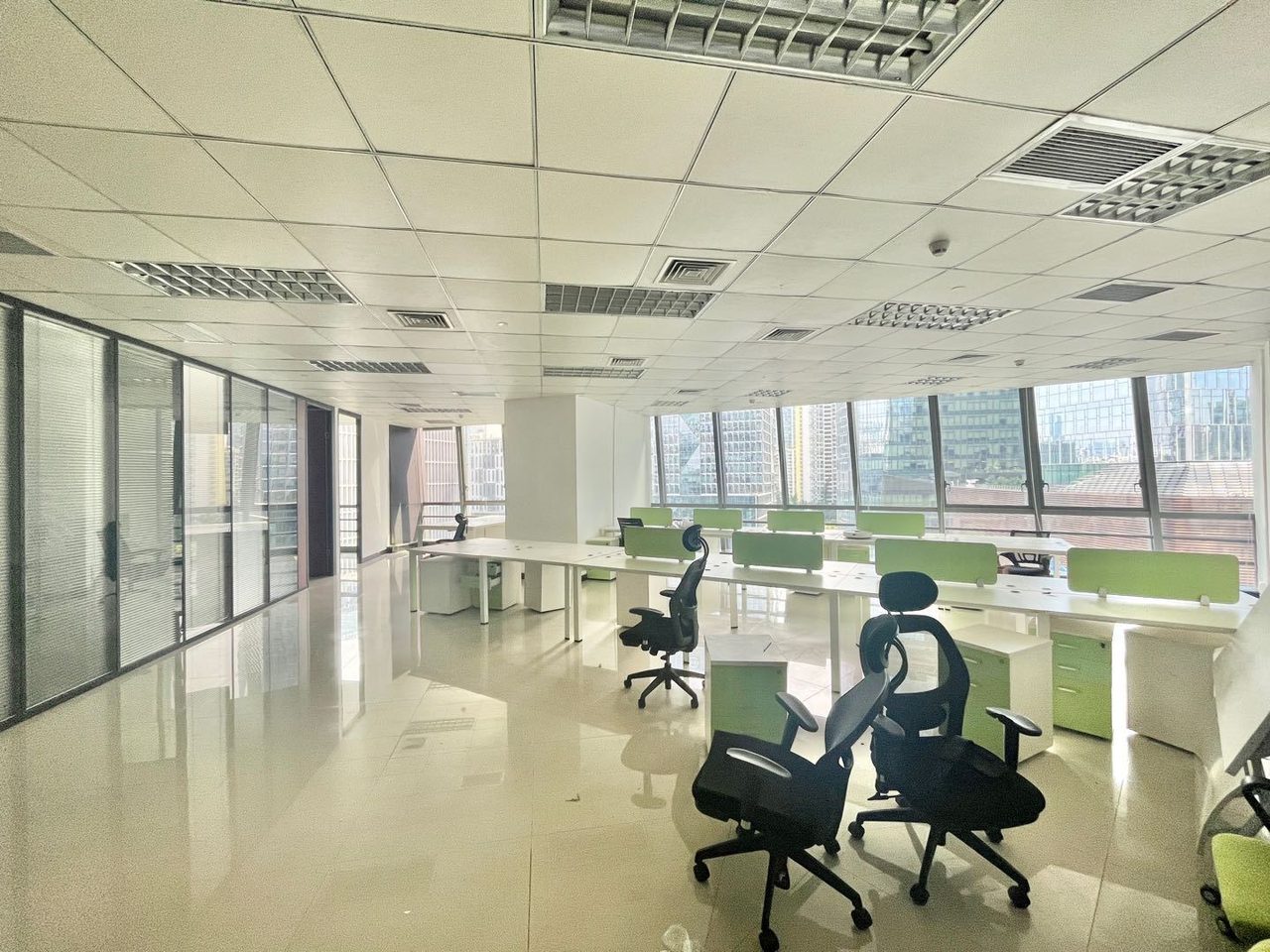怡化金融科技大厦286㎡精装办公室出租,中层东南向采光好实景图