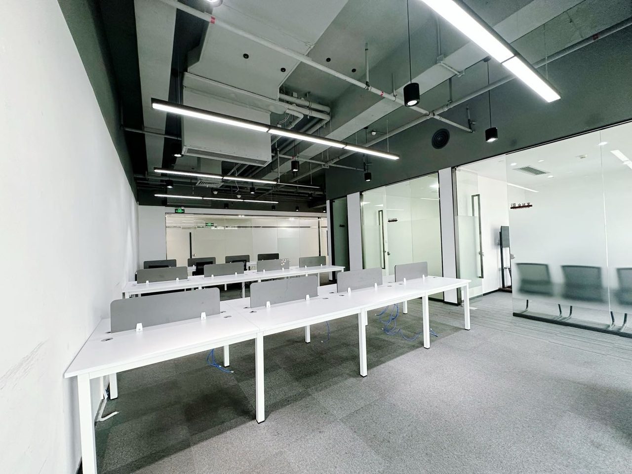 深圳湾科技生态园298㎡精装办公室出租，中层南向采光好