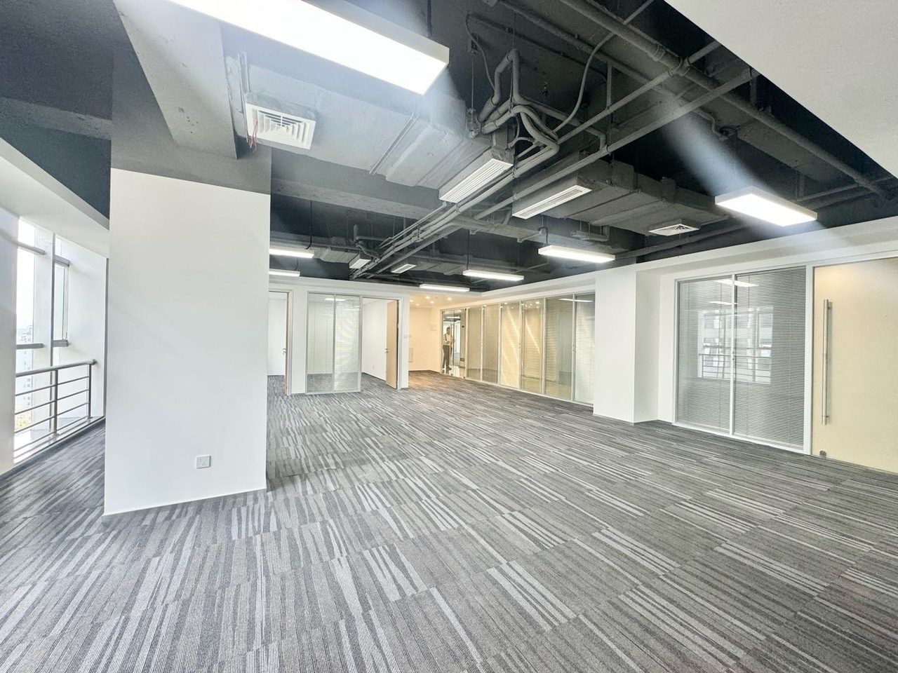 研祥科技大厦写字楼393㎡精装户型·高层四面采光向出租
