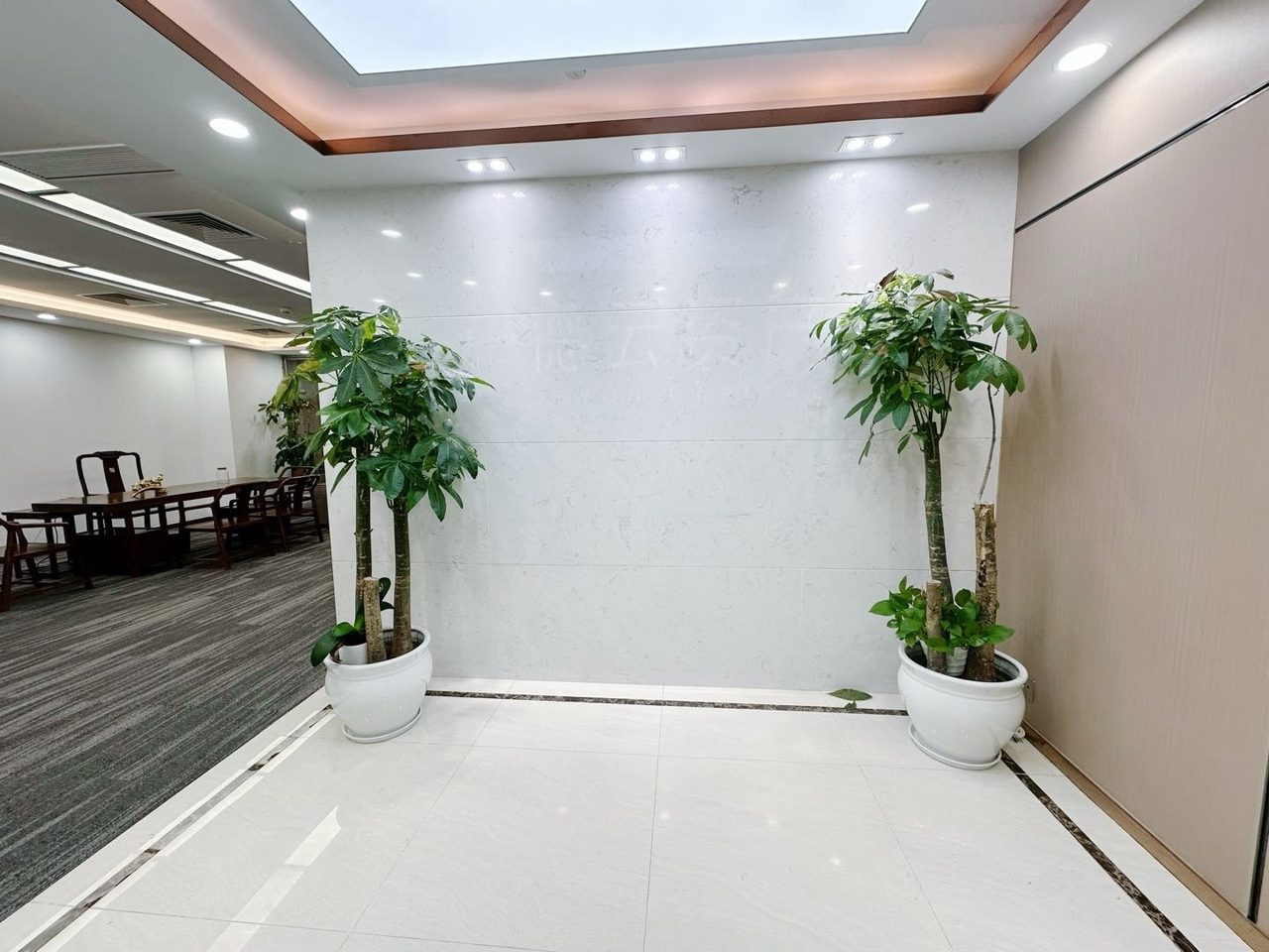 中心商务大厦写字楼216㎡精装户型·高层东向出租