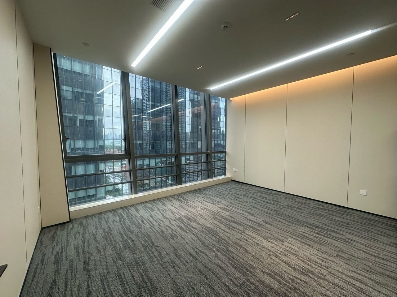 怡化金融科技大厦写字楼242㎡精装户型·中层东向出租