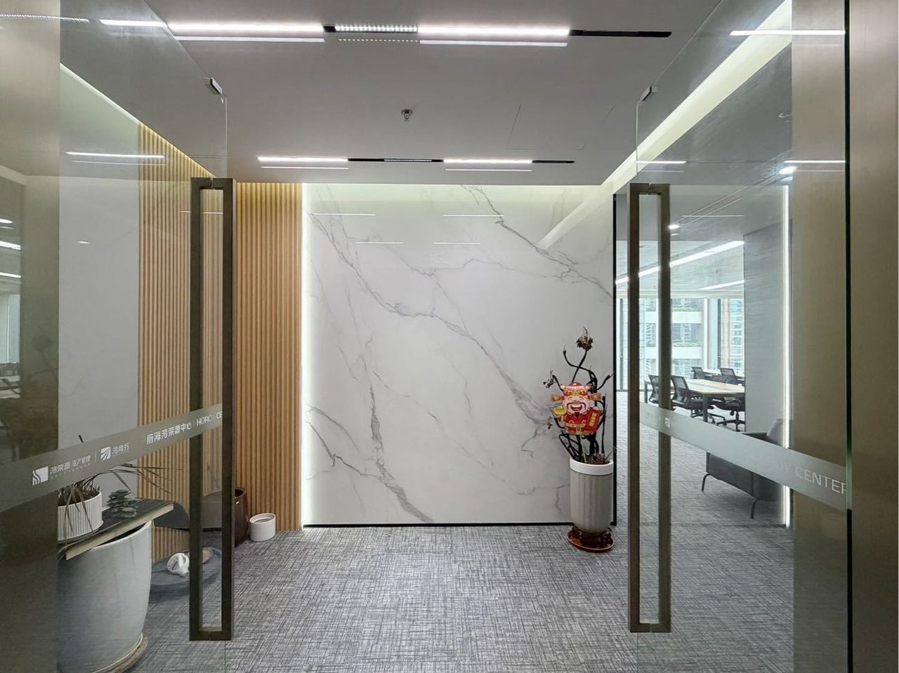 前海鸿荣源中心268㎡豪装办公室出租,低层南向采光好