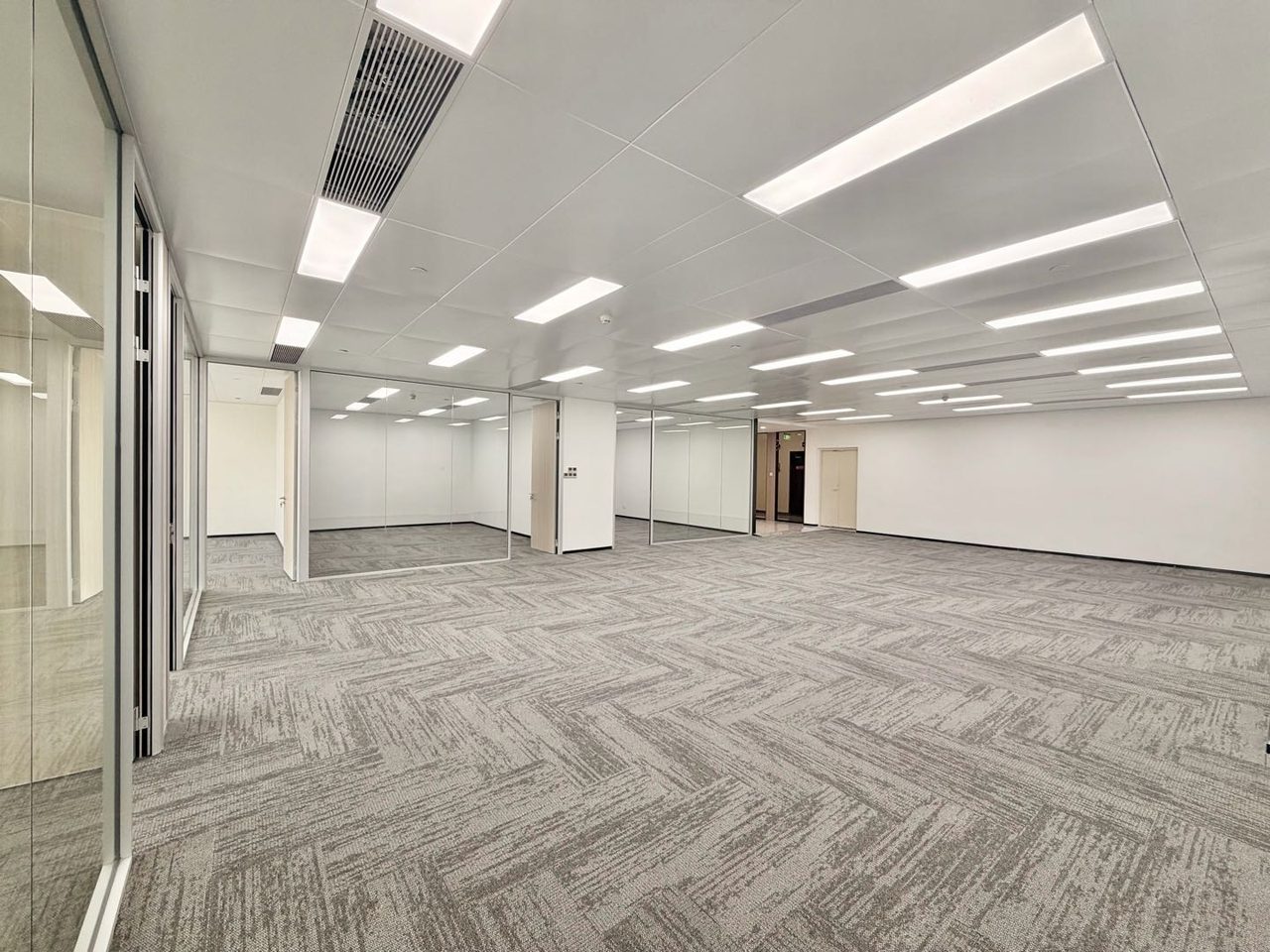 南山区科技园 源政创业大厦511㎡精装办公间中层出租