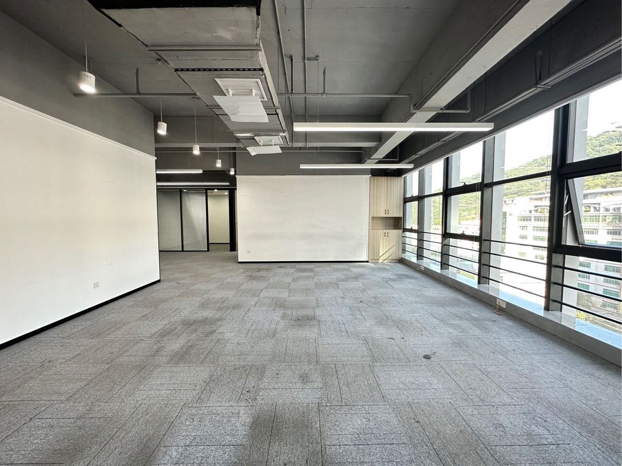 奋成智谷大厦写字楼330㎡精装户型·中层西向出租实景图