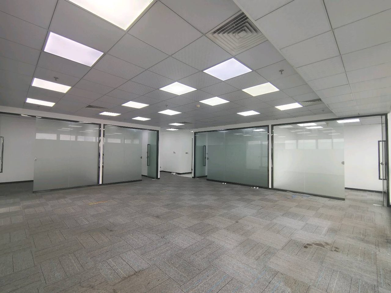 田厦金牛广场242.48㎡精装办公室出租,高层东南向采光好