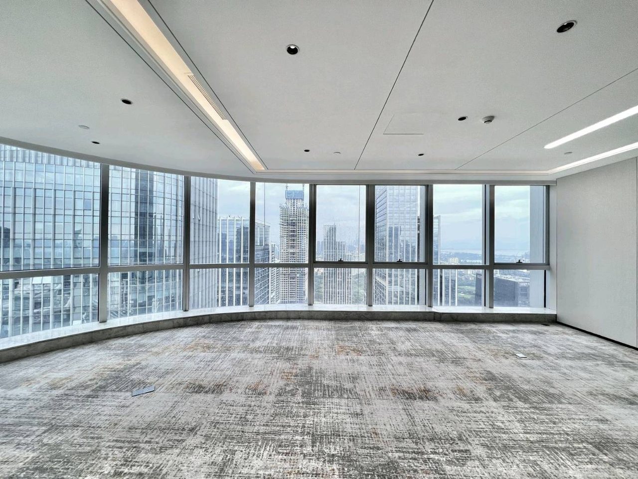688㎡精装办公室 华润置地大厦·近高新园站·高层实景图