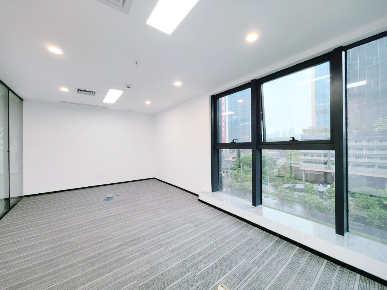莲花广场311㎡精装办公室出租，低层东向采光好