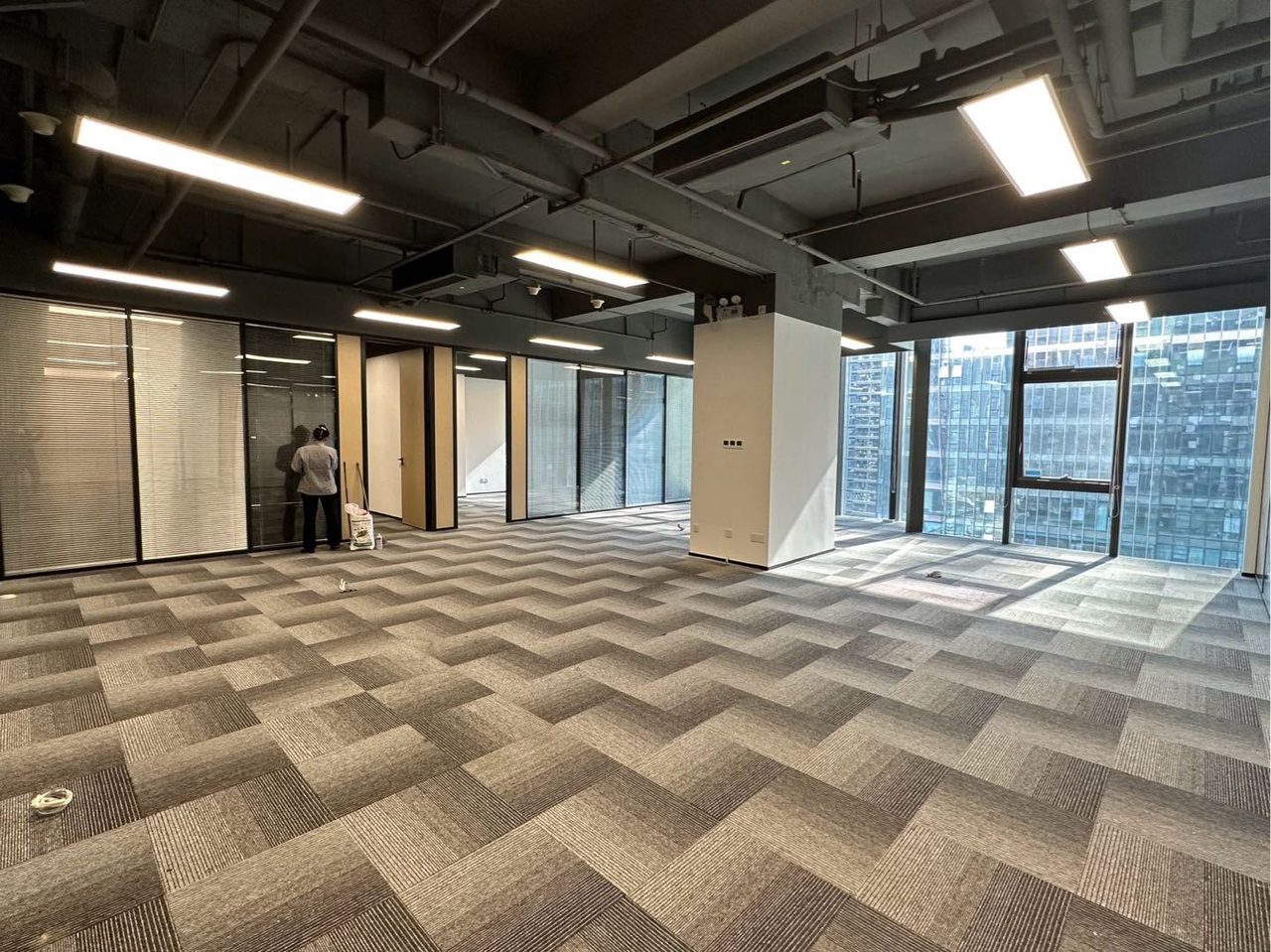 前海科兴科学园(正中华丽中心)233㎡精装办公室出租,高层东北向采光好实景图