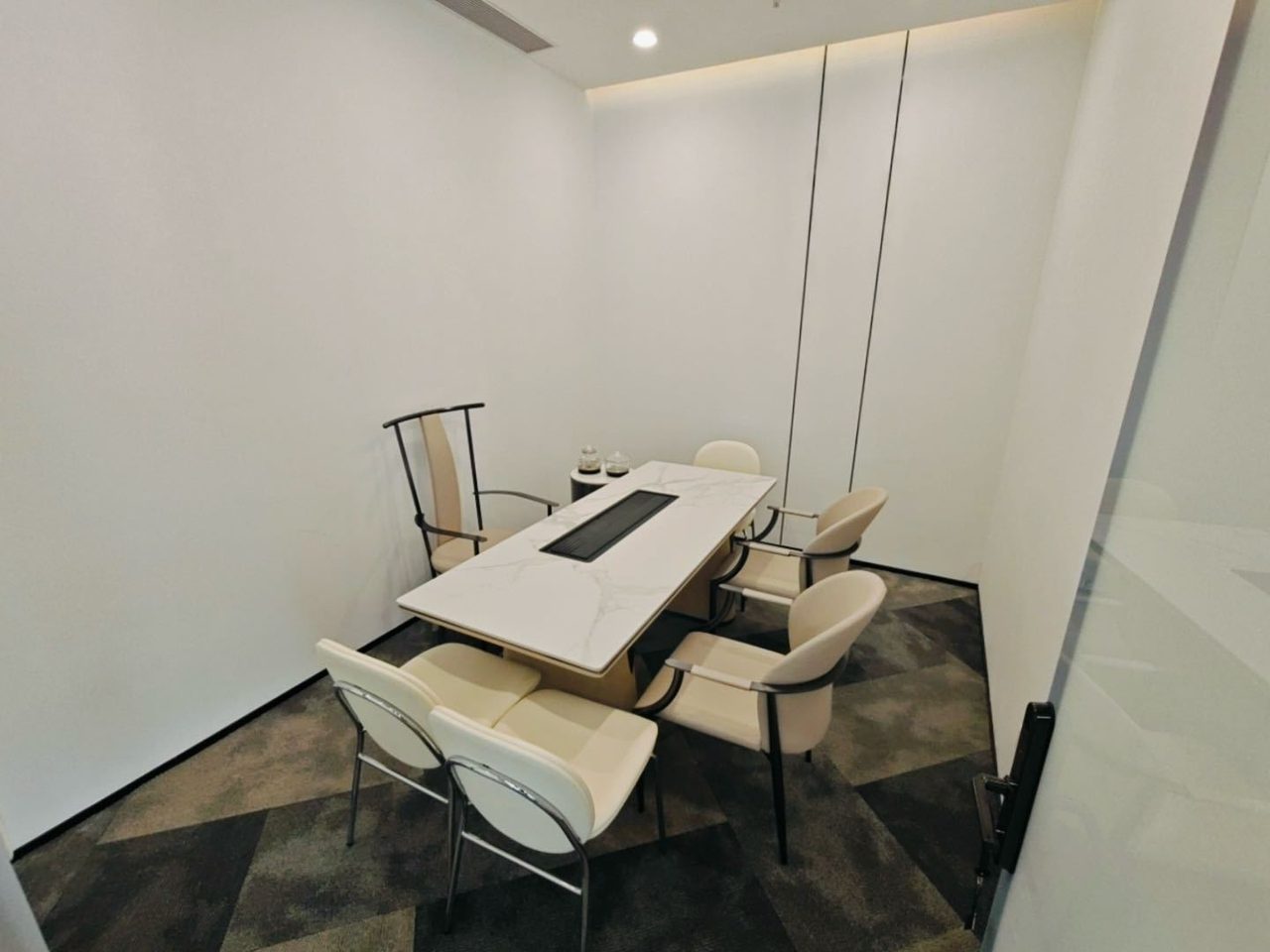 中国华润大厦(春笋)385㎡豪装办公室出租,中层南向采光好