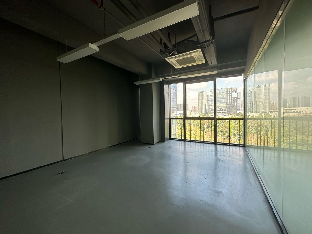 源政创业大厦1200㎡精装办公室出租，低层四面采光向采光好