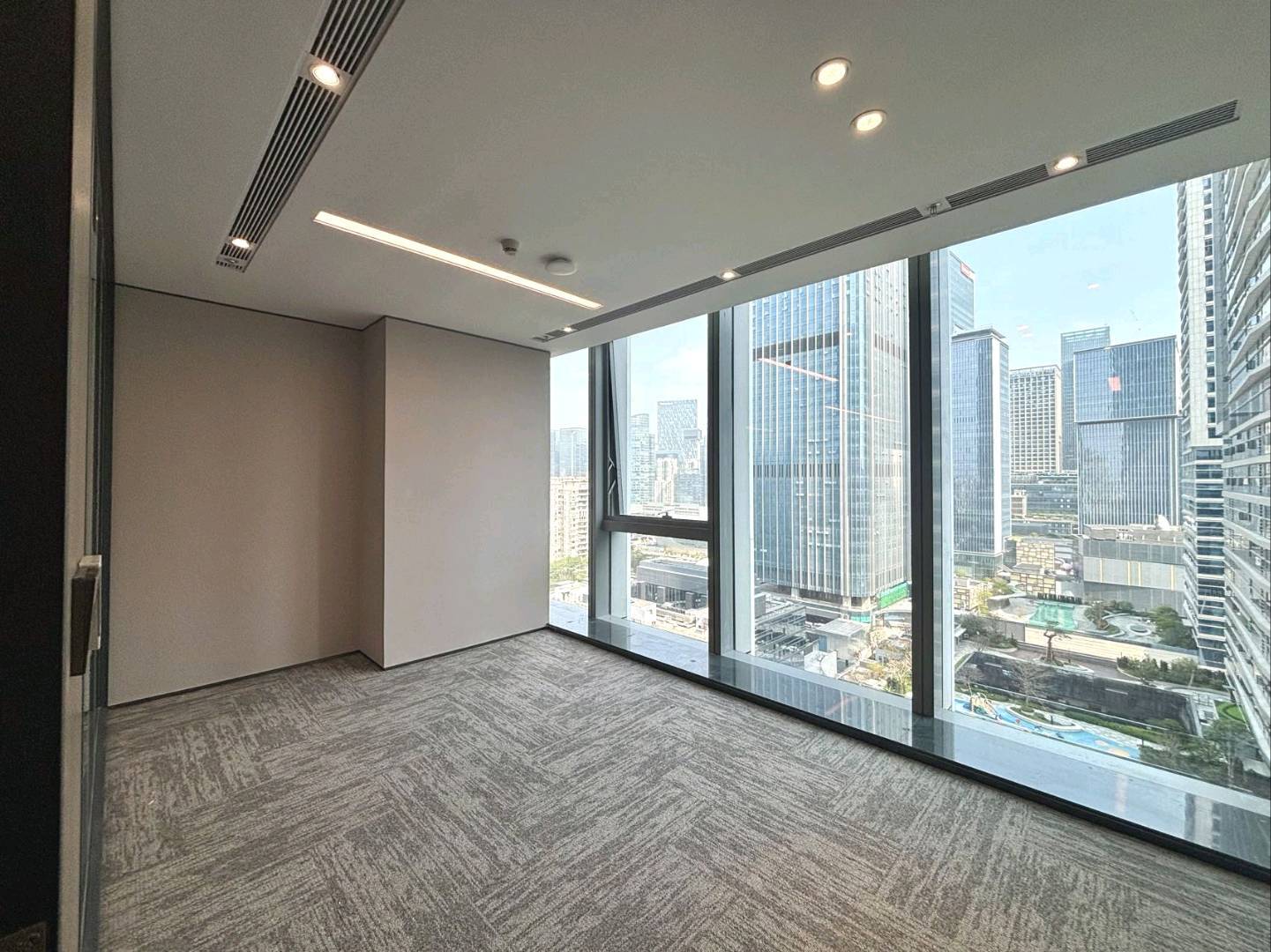 海信南方大厦 218㎡ 精装 中层办公室出租