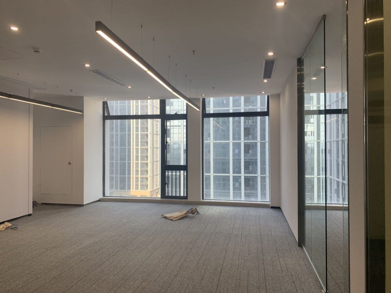宝安区新安 稻兴环球科创中心(信义领域)211㎡精装办公间低层出租