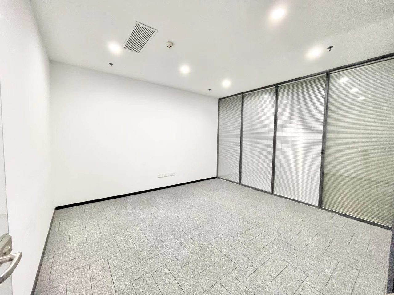 西北工业大学(深圳三航科技大厦)690㎡豪装办公室出租,高层东南向采光好
