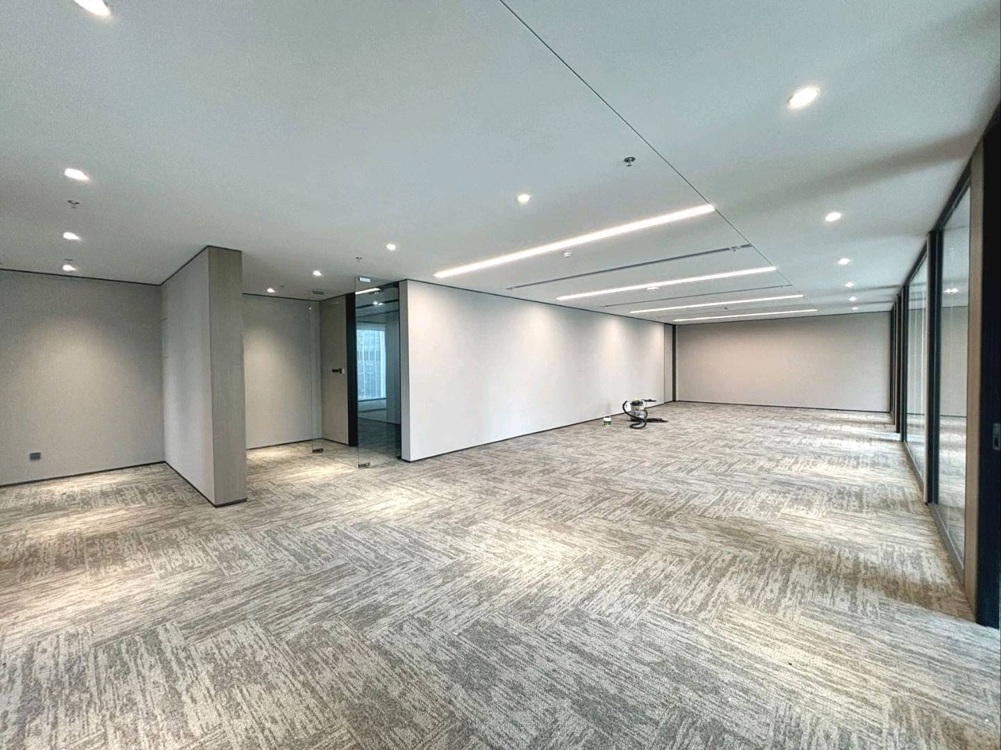 海信南方大厦 317㎡ 精装 中层办公室出租