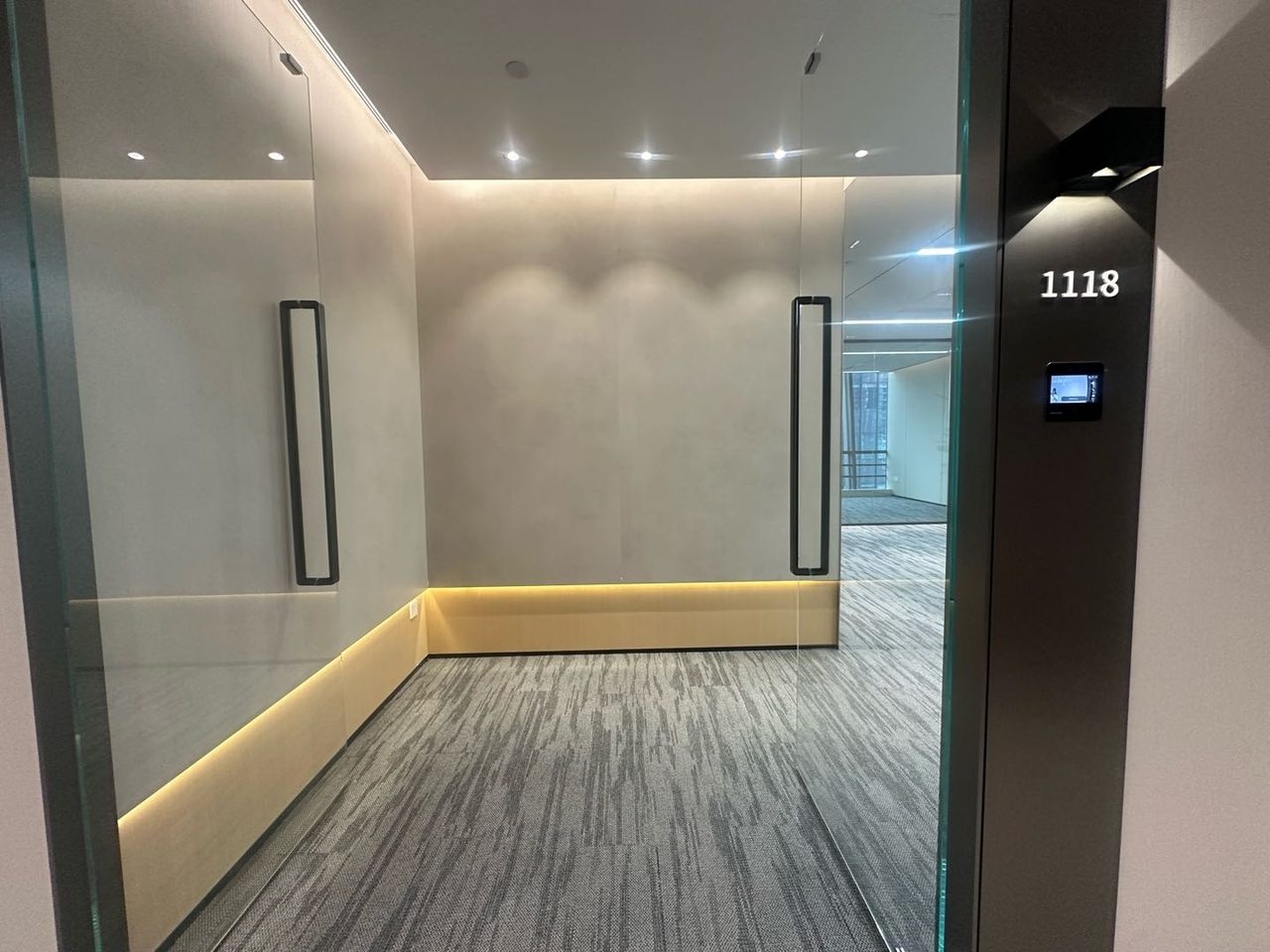 怡化金融科技大厦写字楼242㎡精装户型·中层东向出租