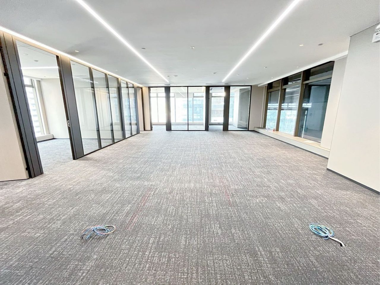 南山区科技园 豪威科技大厦423㎡精装办公间中层出租实景图