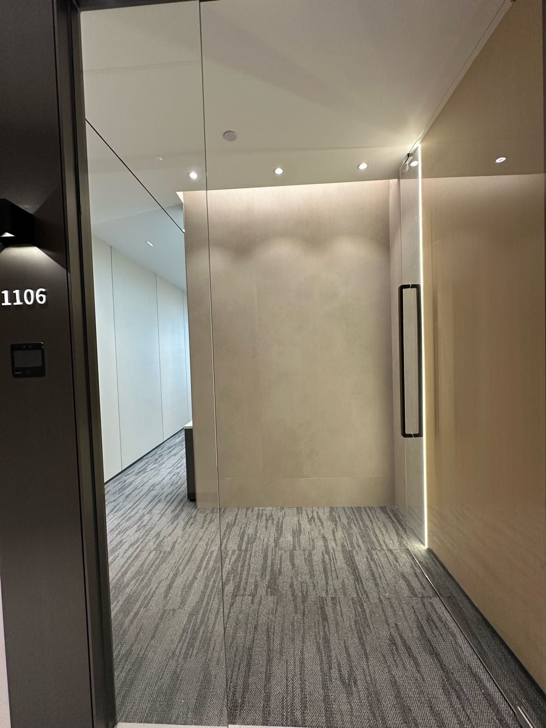 怡化金融科技大厦186㎡精装办公室出租,中层东向采光好