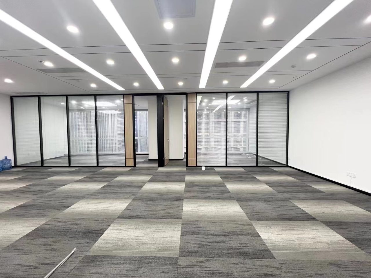 华润置地大厦300㎡精装办公室出租,中层东向采光好