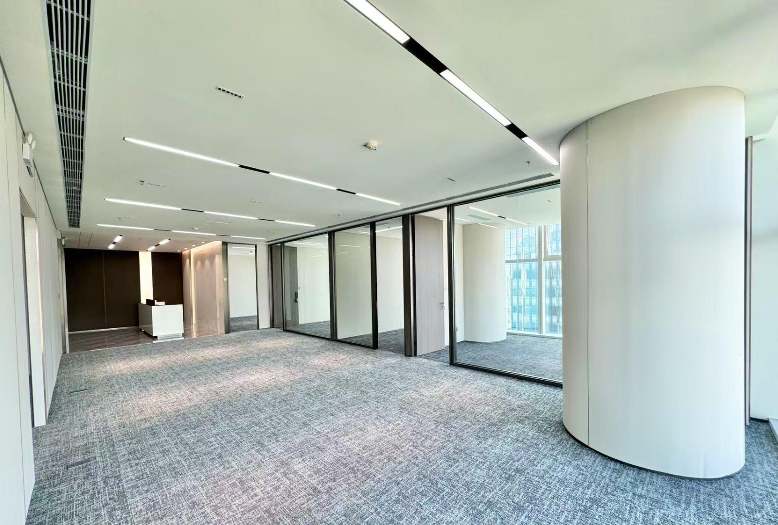 康泰创新广场 928.24㎡ 精装 高楼层办公室出租