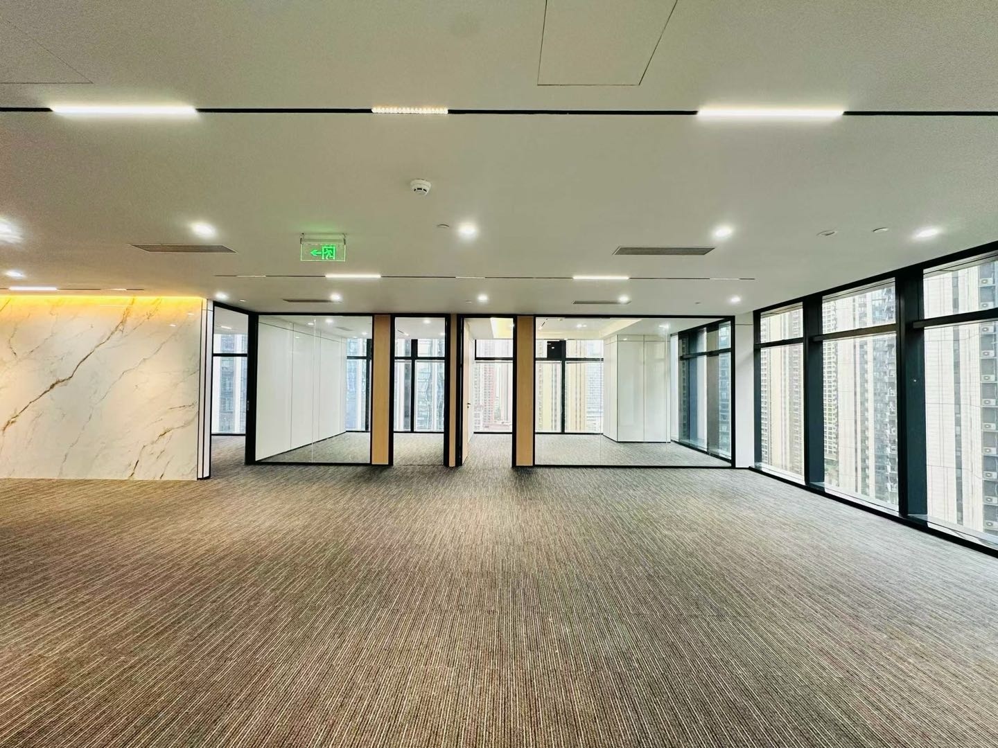 南山金融大厦 368㎡ 精装 低层办公室出租实景图