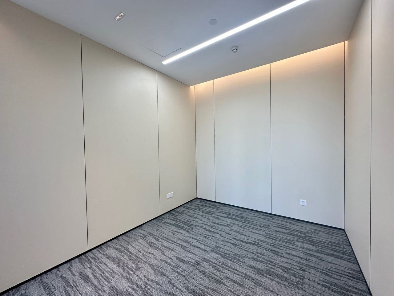 怡化金融科技大厦150㎡精装办公室出租,中层东向采光好