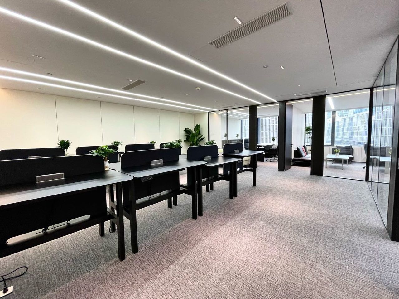 芒果网大厦写字楼315㎡豪装户型·中层南向出租实景图