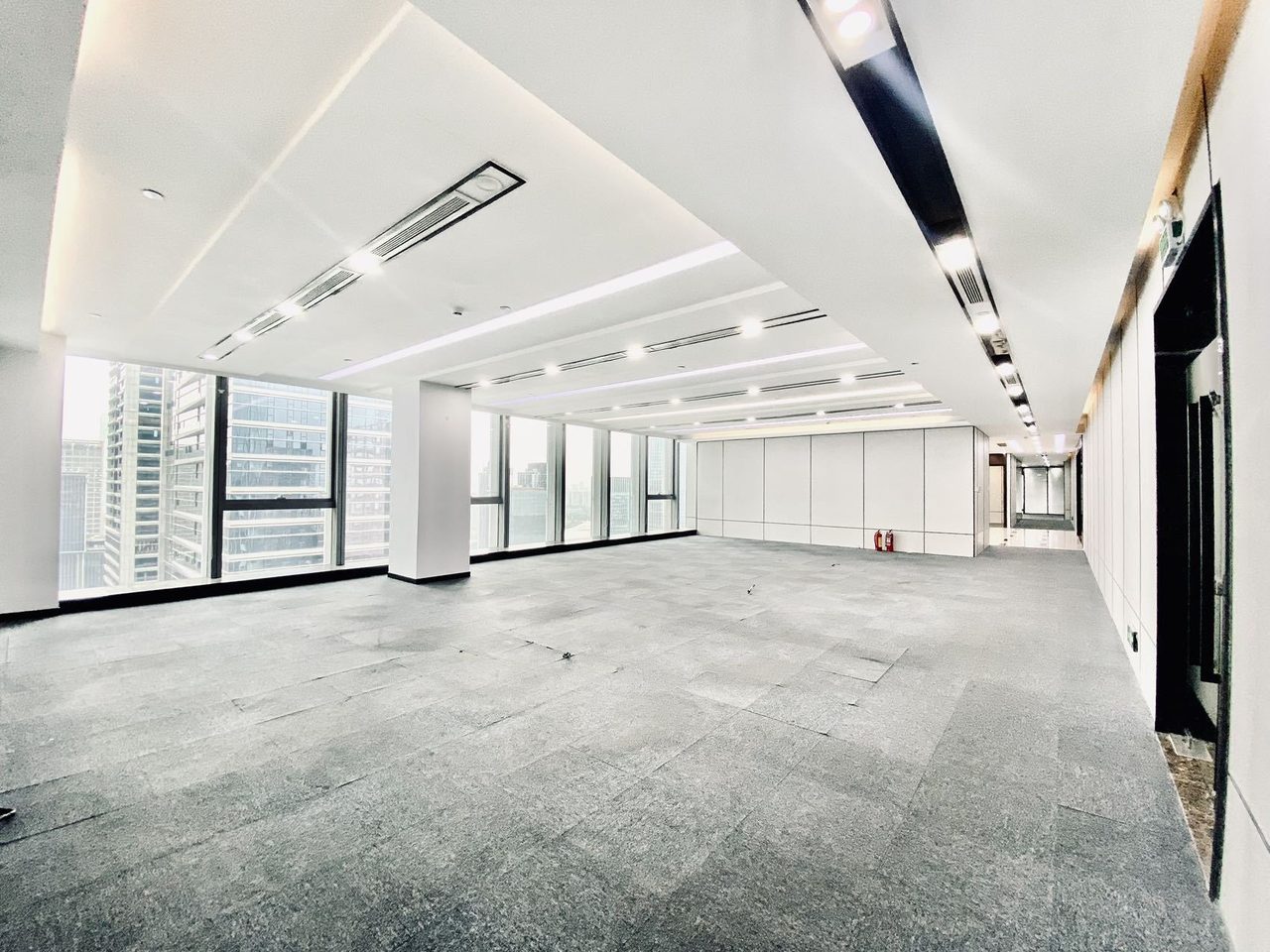海信南方大厦958㎡精装办公室出租,高层东北向采光好实景图