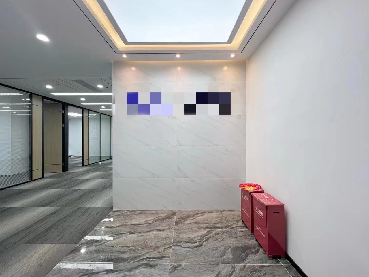 华润置地大厦300㎡精装办公室出租,中层东向采光好