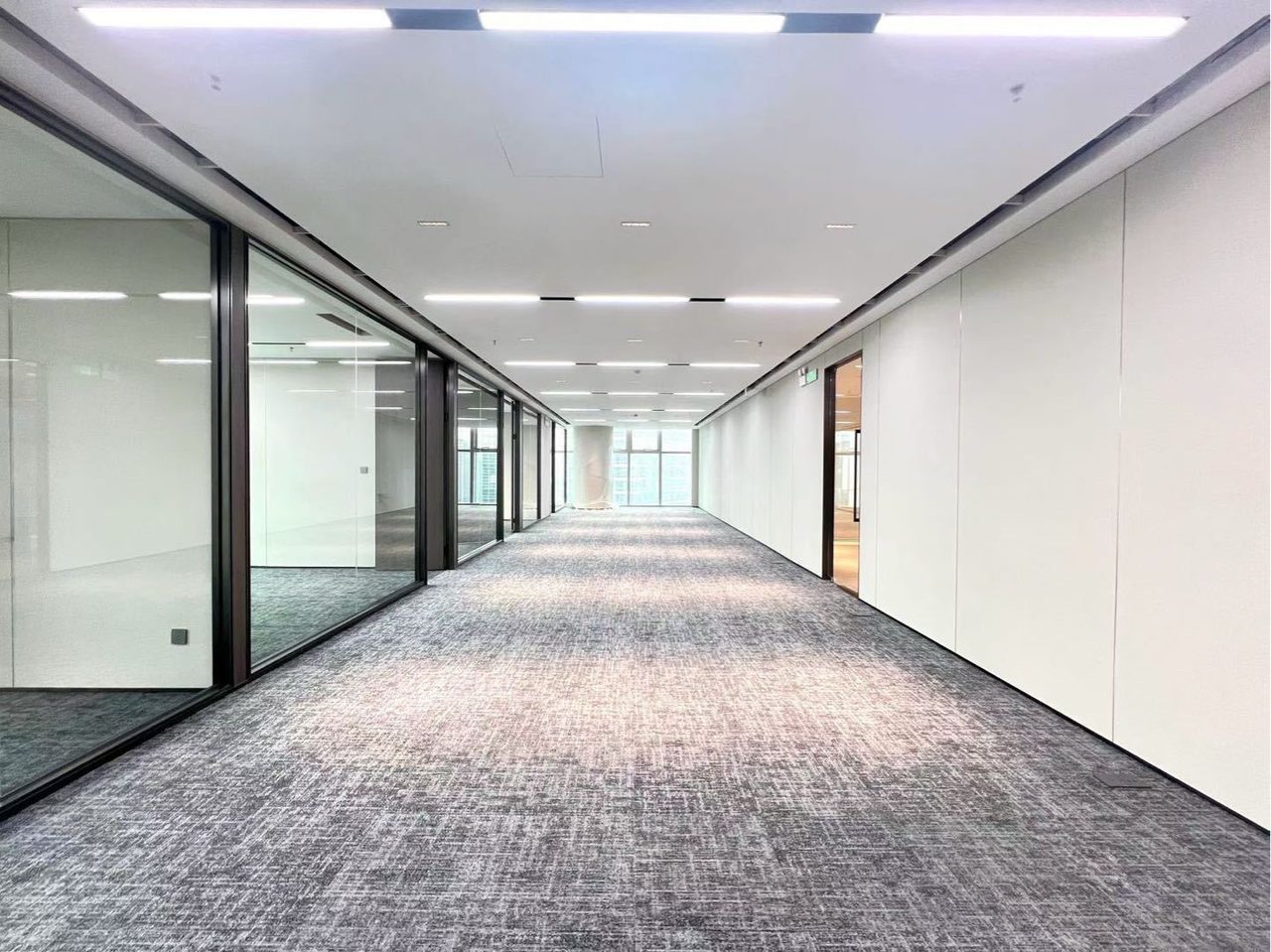 康泰创新广场436㎡精装办公室出租,中层东南向采光好实景图