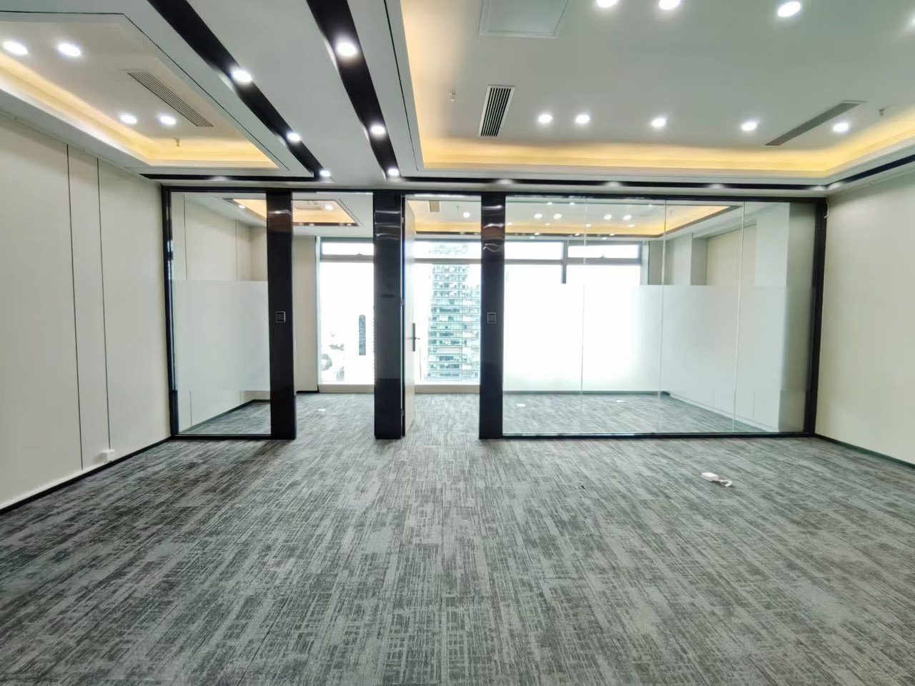 188㎡精装办公室 卓越世纪中心·近会展中心站·高层实景图