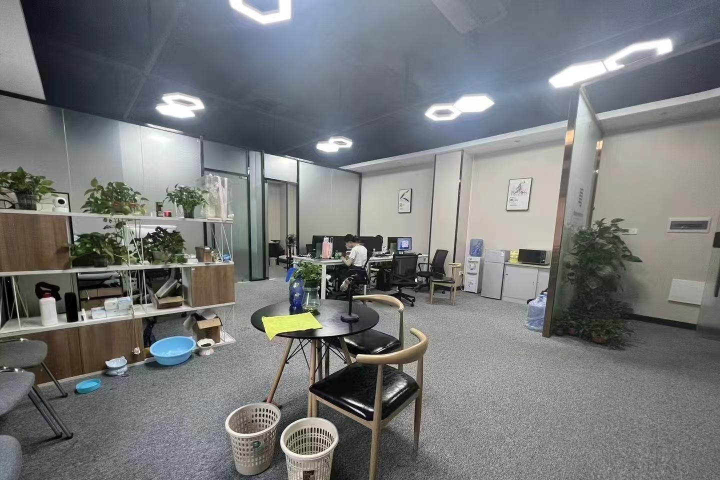 万盛创业园 182㎡ 精装 低楼层办公室出租实景图
