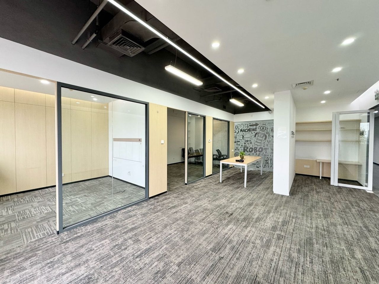 中电照明190㎡精装办公室出租,高层东向采光好
