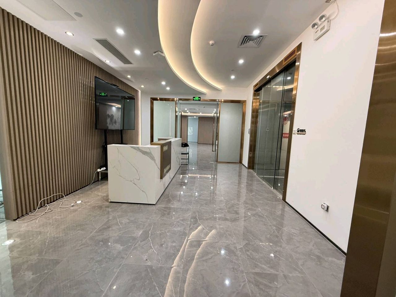 北邮科技大厦378㎡精装办公室出租,中层西南向采光好实景图