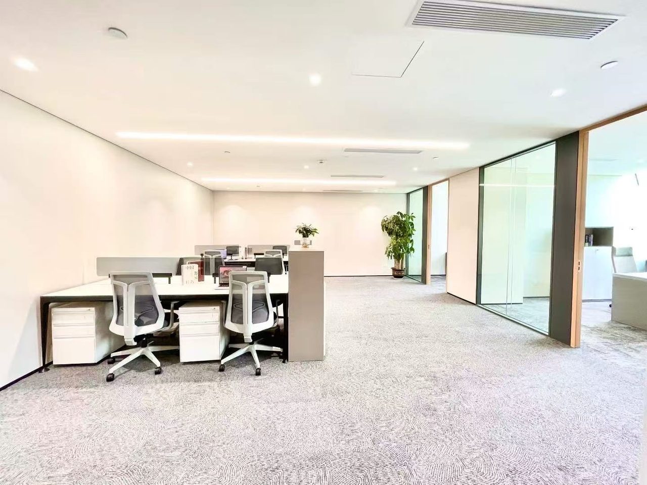 汉唐大厦231㎡精装办公室出租,中层南向采光好