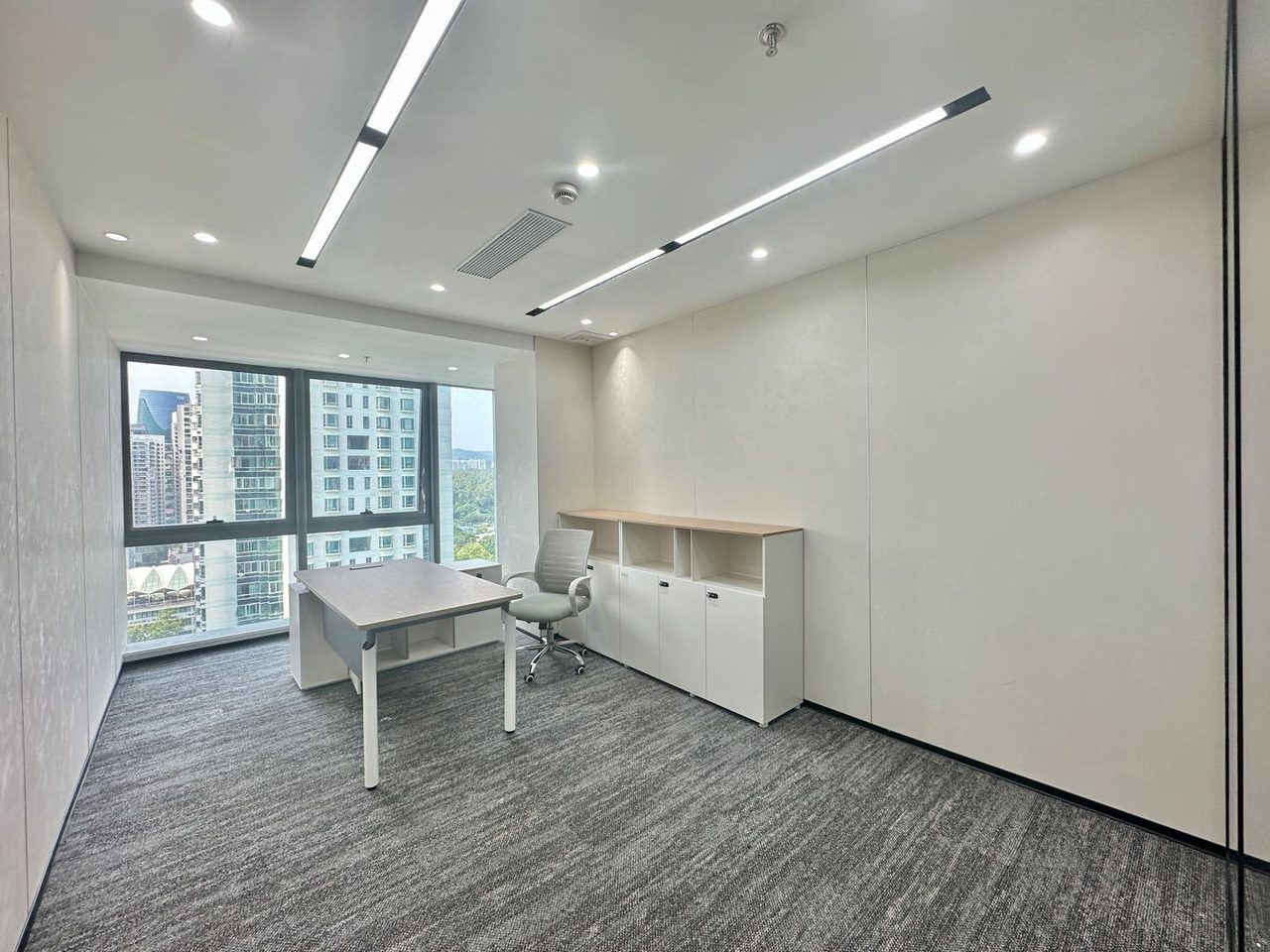 英龙商务中心写字楼148㎡精装户型·高层东向出租