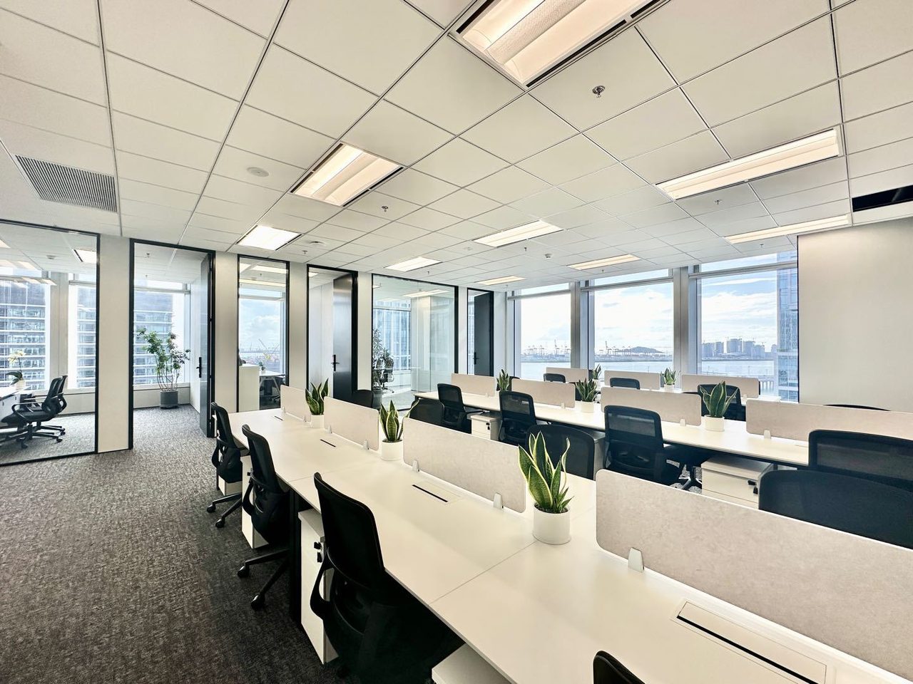 前海嘉里中心255㎡精装办公室出租,高层东向采光好实景图