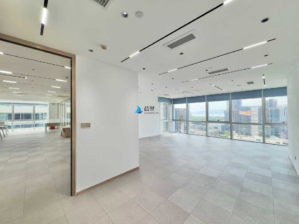 【大冲商务中心335㎡办公室出租】一手房东直租|3+1格局|电梯口海景实景图
