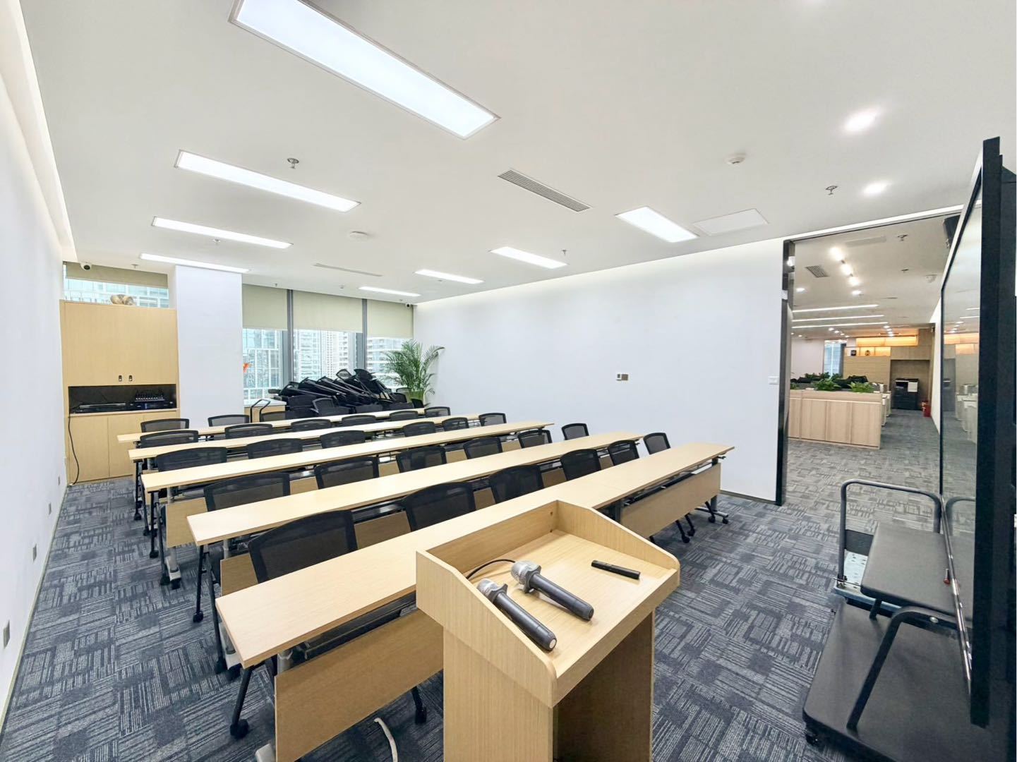 前海鸿荣源中心 546㎡ 精装 高层办公室出租