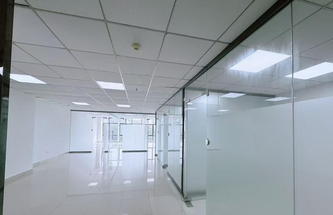 明君商务中心 260㎡ 精装 中楼层办公室出租实景图