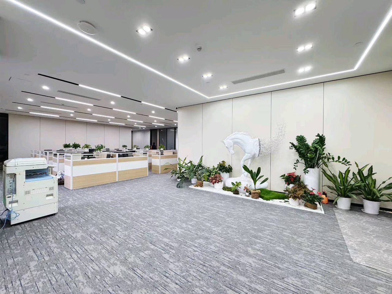 智慧广场800㎡精装办公室出租,高层东南向采光好
