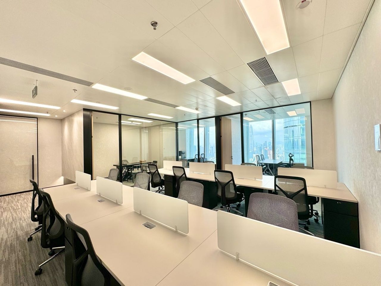 京基滨河时代写字楼268㎡豪装户型·高层南向出租实景图