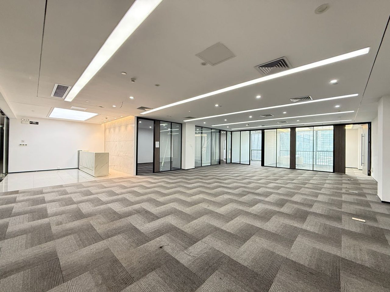 源政创业大厦296㎡精装办公室出租,中层北向采光好