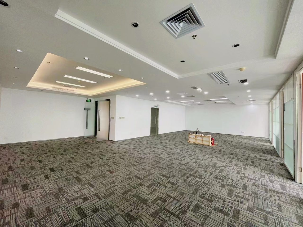 田厦金牛广场660㎡精装办公室出租,高层东南向采光好