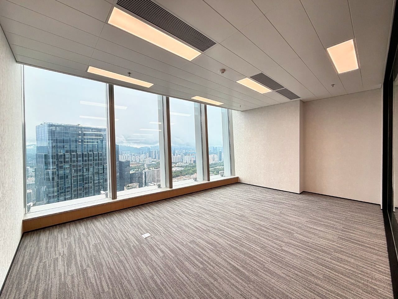 京基滨河时代350㎡豪装办公室出租，高层南向采光好