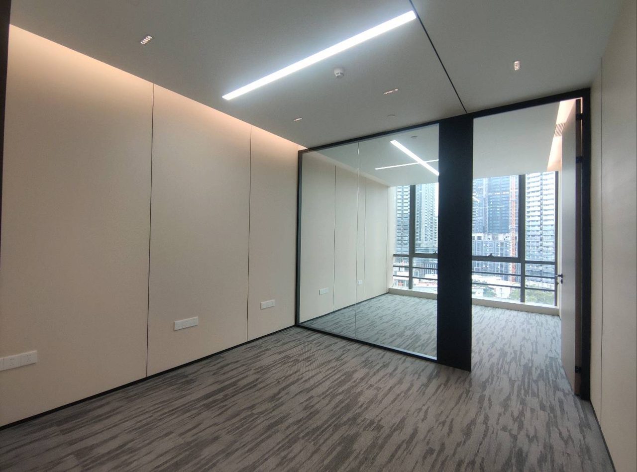 怡化金融科技大厦95㎡精装办公室出租，高层南向采光好实景图