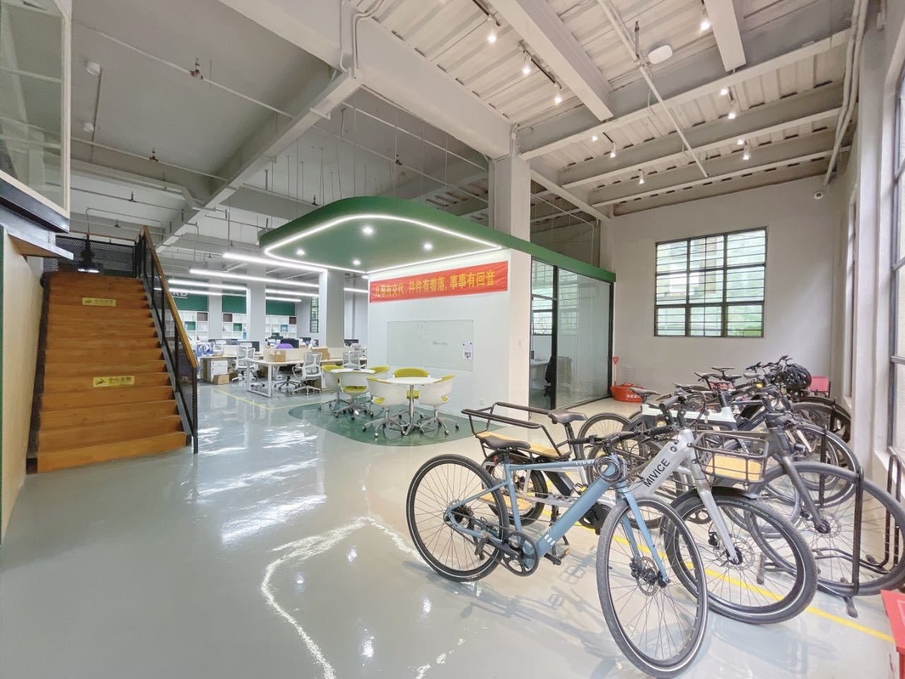 南山云谷二期1680㎡精装办公室出租,低层东南向采光好
