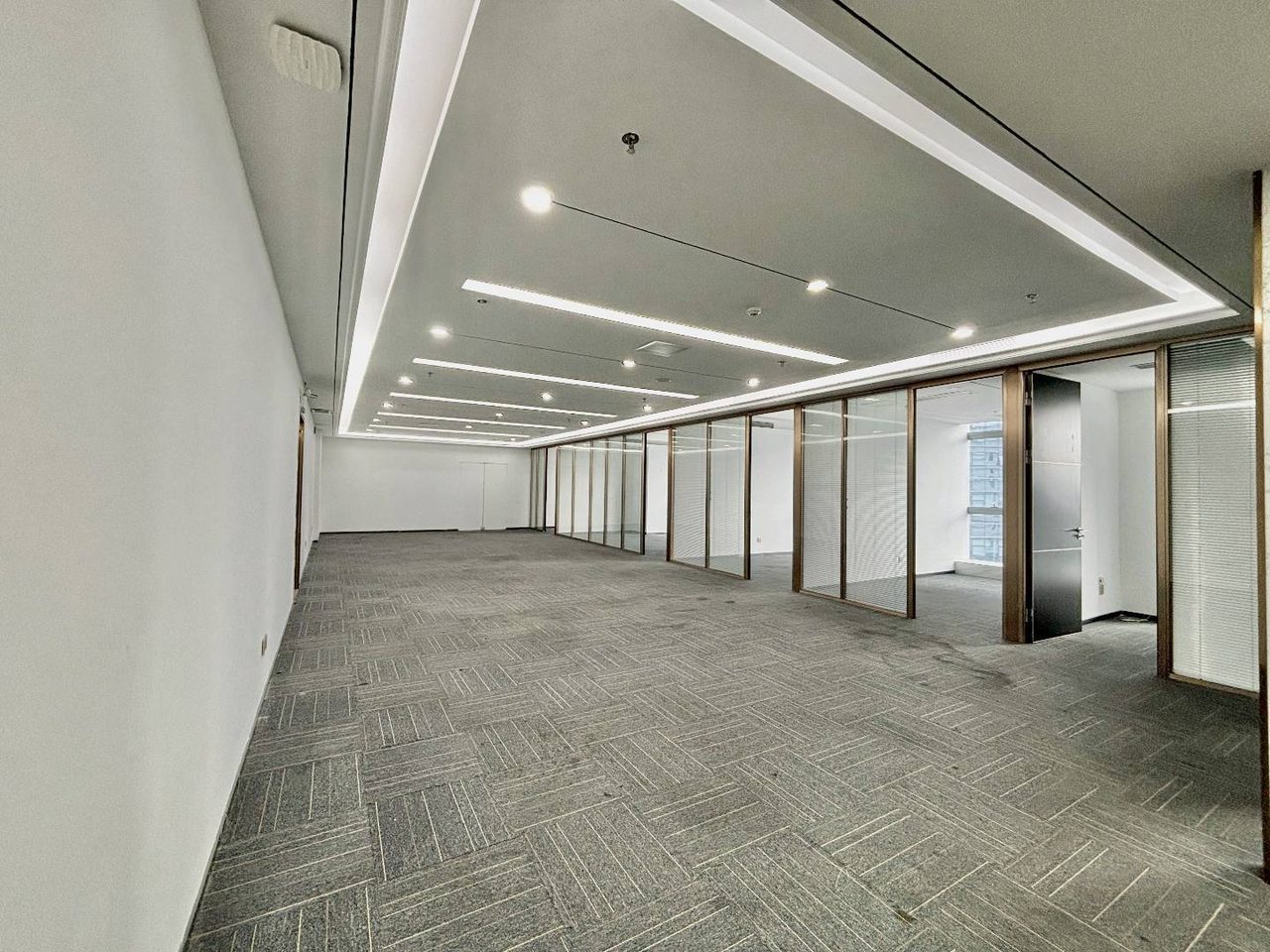 355㎡精装办公室 西北工业大学(深圳三航科技大厦)·近科苑站·高层